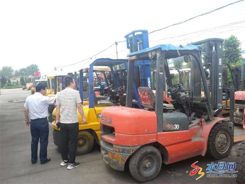 棲霞市場(chǎng)監(jiān)管局開(kāi)展叉車(chē)租賃市場(chǎng)專(zhuān)項(xiàng)檢查，筑牢特種設(shè)備安全防線
